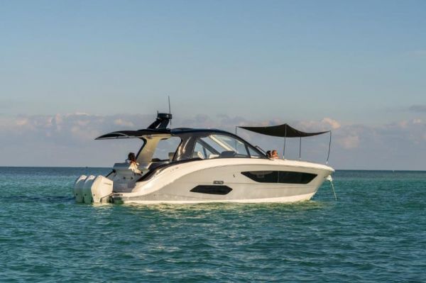 2025 Sea Ray 370 Sundancer OB image