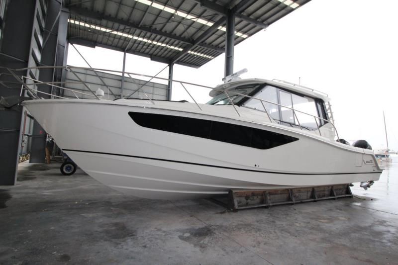 Image for 2024 Boston Whaler 405 Conquest 8