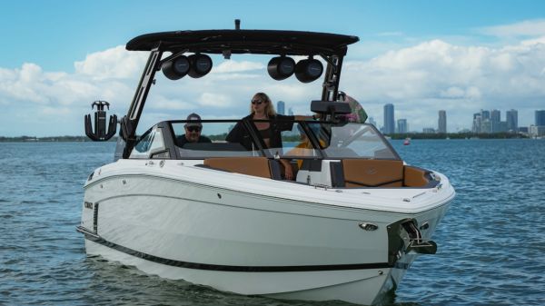 2023 Cobalt R8 Surf Monohull image