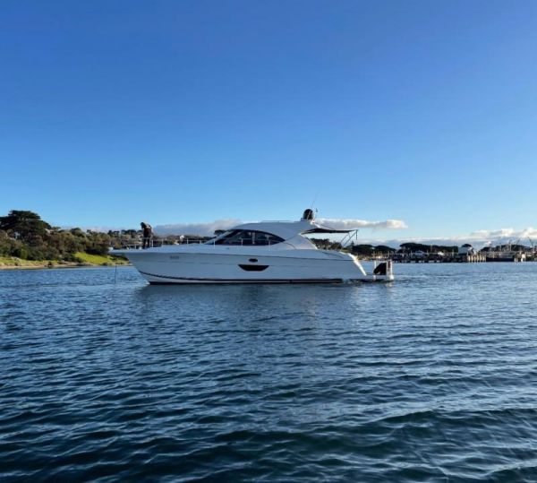 2009 Riviera 4400 Sport Yacht image