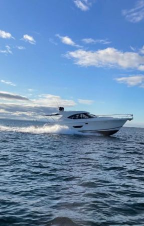 2009 Riviera 4400 Sport Yacht image