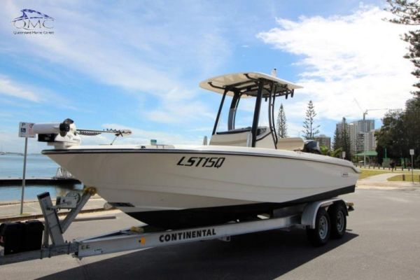 2022 Boston Whaler 220 Dauntless image
