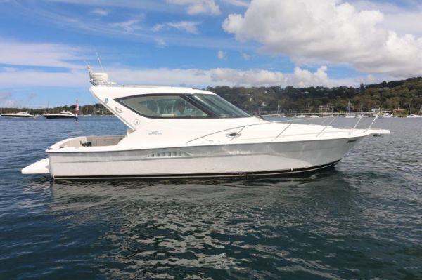 Riviera 3000 Offshore Enclosed image