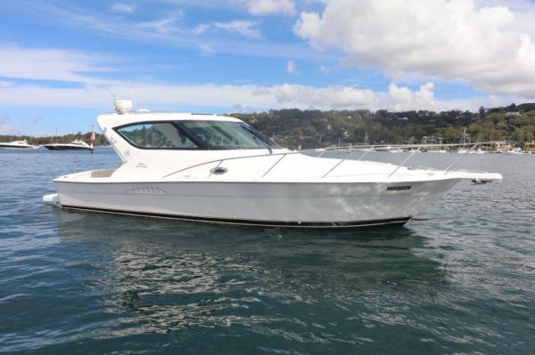 Riviera 3000 Offshore Enclosed image