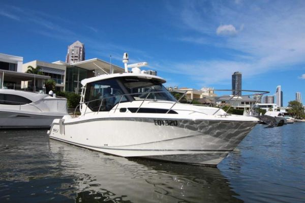 2021 Boston Whaler 325 Conquest image