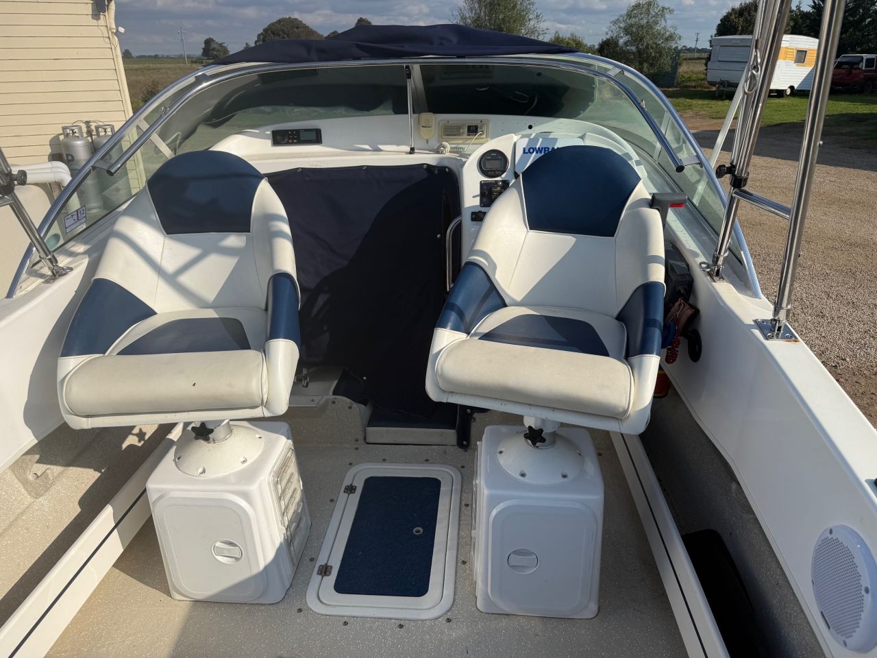 Image for 2003 Haines Hunter 530 BREEZE Cabin Boat 9