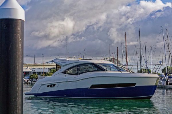 2017 Carver Yachts C37 image