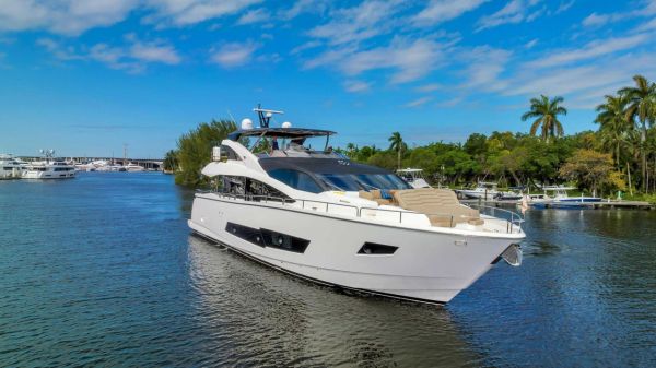 2019 Sunseeker 86 Yacht image