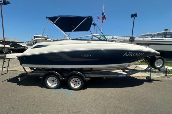 2013 Sea Ray 220 Sundeck image