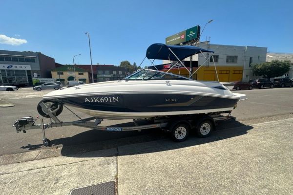 2013 Sea Ray 220 Sundeck image