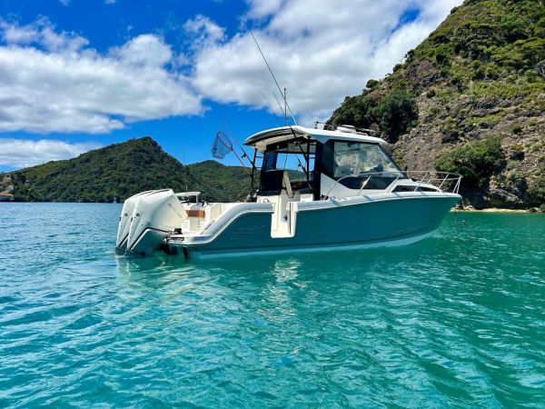 2022 Boston Whaler 325 CONQUEST image