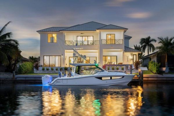 2025 Boston Whaler 365 Conquest image