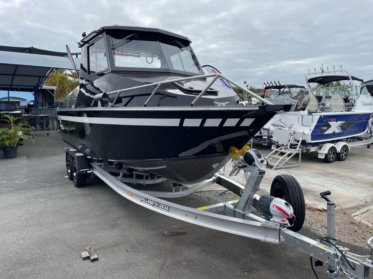 Image for YF-76 Extended Cab - the benchmark in boating! 1