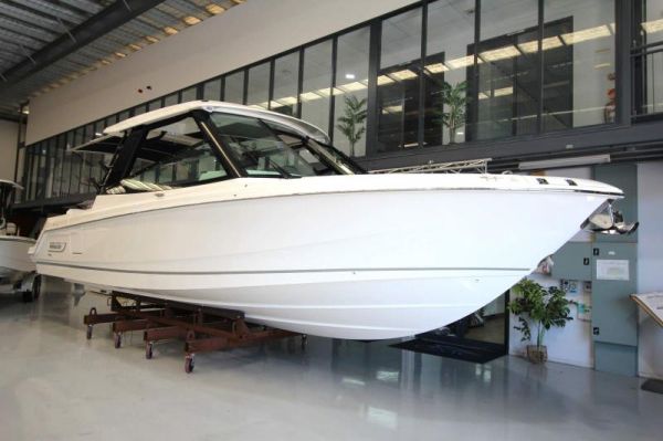 2026 Boston Whaler 330 Vantage image