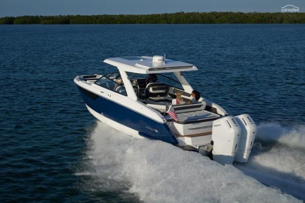 2026 Cobalt R35 Outboard image