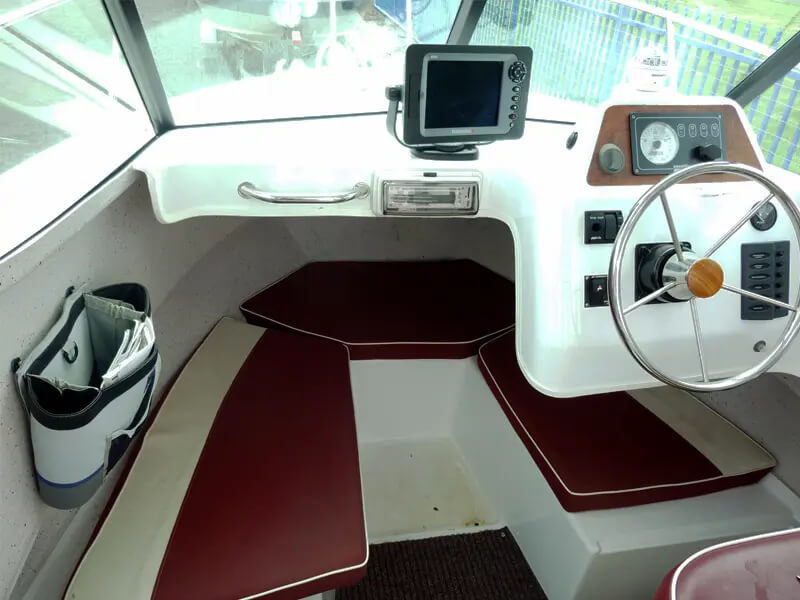 Simple but practical cockpit of the Arvor 20