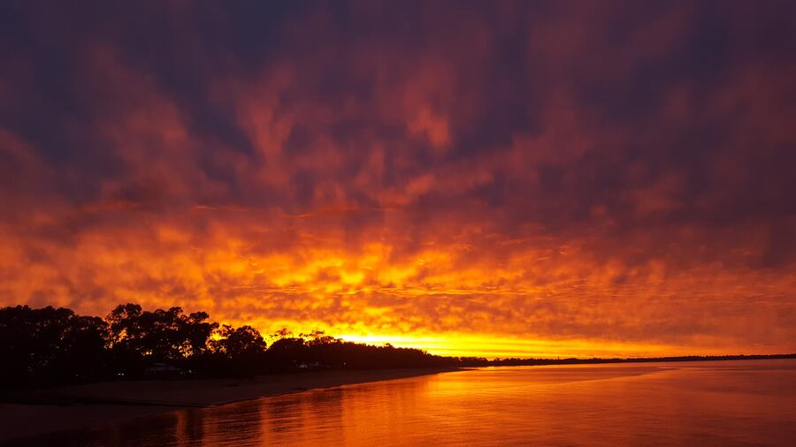 Horses tails and mackerel scales make tall ships set short sails